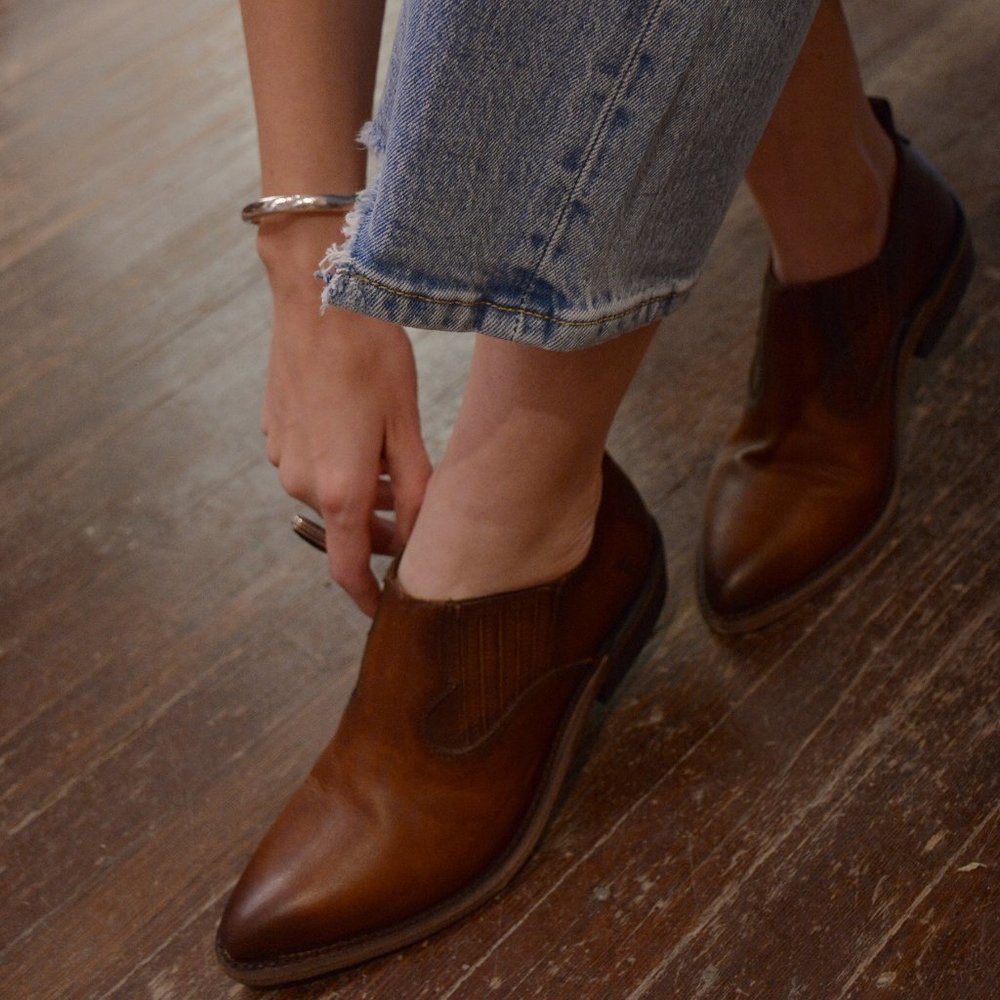 $349 Frye Billy Shootie Tan Taupe Beige Suede Leather Southwestern Ankle Boot - Picture 2 of 14